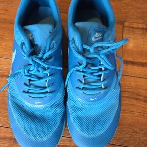 Woman's Nike Air Max Style Bright Teal Blue Sneakers - Size 8